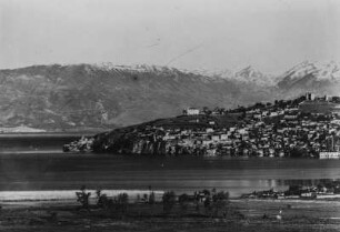 Gesamtansicht von Ohrid : Blick auf die Stadt Ohrid am Ohridsee mit dem Jablanica Gebirge im Hintergrund