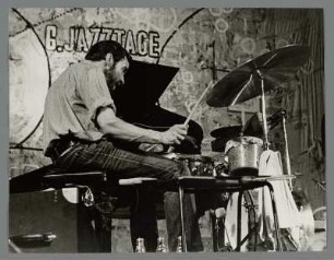 Paul Lovens : Portrait des Schlagzeugers Paul Lovens in der Kongresshalle bei den 6. Leipziger Jazztagen 1981