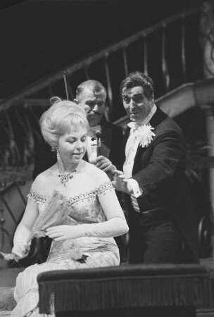 Szenenbilder aus "Die lustige Witwe", Operette in drei Akten von Franz Lehár. Metropol-Theater Berlin, Dezember 1963