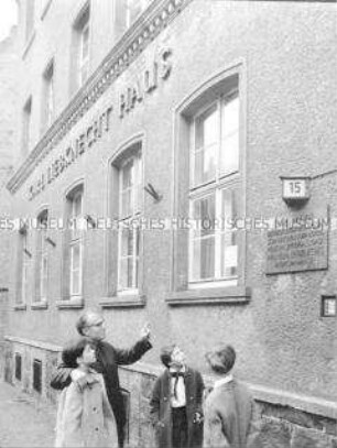 Junge Pioniere besuchen das Karl-Liebknecht-Haus in Leipzig