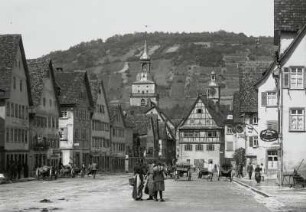 Künzelsau, Marktplatz : Künzelsau. Marktplatz. Blick gegen Stadtkirche und Rathaus von Süden