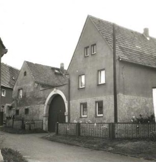 Dohna-Röhrsdorf-Bosewitz. Dreiseithof, Nr. 5. Straßenansicht mit Torbogen