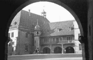 Colmar: Durchblick durch Bogen auf das Kaufhaus