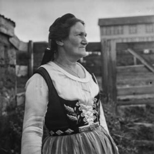 Frau in Alltagstracht : Porträt einer alten Frau in Alltagstracht