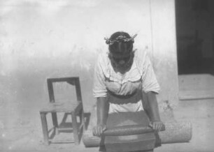 In Mitla : Frau beim Mahlen