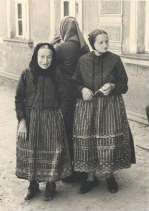 Frauen in der Hoyerswerdaer Tracht aus Spohla : Kleidung - Hoyerswerdaer Tracht. Ort: Spale / Spohla. Frauen in der Hoyerswerdaer Tracht als Zuschauerinnen beim Stoppelreiten.