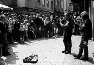 Freiburg: Münsterplatz, zwei Straßenmusikanten, umringt