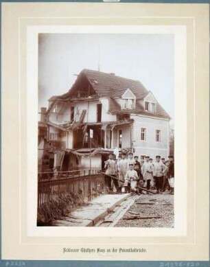 Das vom Hochwasser am 30./31. Juli 1897 zerstörte Haus des Schlossermeisters Günther an der Poisentalbrücke (Poisentalstraße) in Deuben (Freital)