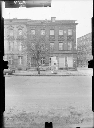 Potsdam, Otto-Nuschke-Straße (Lindenstraße) 23. Wohnhaus mit Laden. Straßenfront