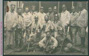 Gruppenbild, BergarbeiterInnen mit Werkzeugen