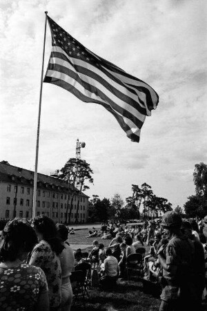Hissung der "Garrison Flag" in der Forstnerkaserne anlässlich des 200. Geburtstags der US-Army und der US-Flagge "Star-Spangled Banners"