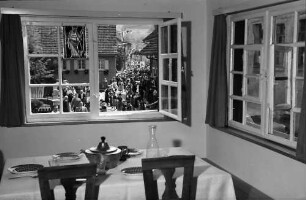 Hausen: Hebelhaus, Ausblick aus dem Fenster, mit Esstisch und Umzug