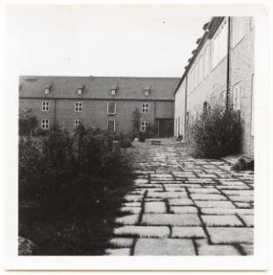 Grünflächen an der Albrecht-Dürer-Schule, Bromberg: Plattenweg an den Schulgebäuden