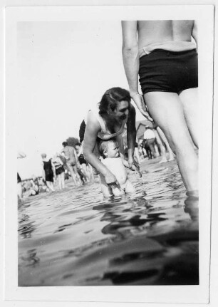 Mutter und Tochter beim Baden in einem Freibad