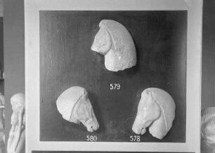 Pferde einer Quadriga — Kopf nach rechts (rechtes Stangenpferd), gehört zu Inv.Nr. 576