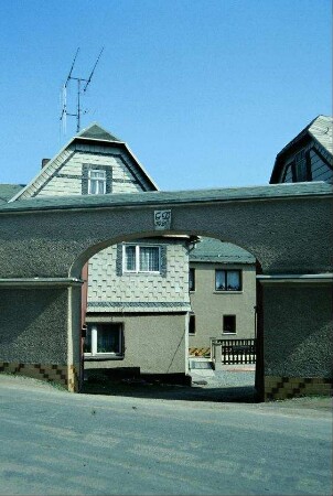 Blick durch offene Toreinfahrt in Dreiseithof