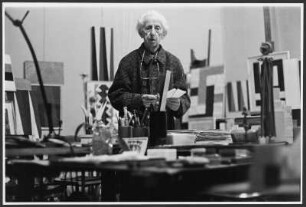 Hermann Glöckner : Portrait des Künstlers Hermann Glöckner in seinem Atelier