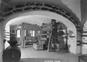 Historisches Museum der Pfalz mit Weinmuseum — Saal mit Weinpressen im Weinmuseum