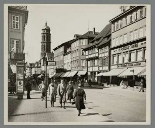 Göttingen. Blick durch die belebte Hauptstraße in Richtung der zwischen 1381und 1433 errichteten dreischiffigen gotischen Hallenkirche St. Jacobi