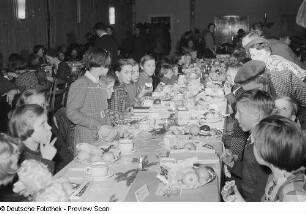Weihnachtsfeier für Kinder der Betriebsangehörigen der HO Lebensmittel Leipzig West