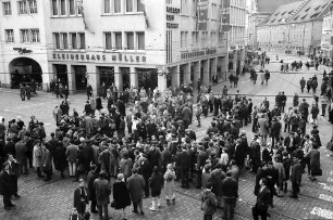 Freiburg: Demonstration gegen Straßenbahntarife; Sitzende Demonstranten auf der Kreuzung Bertoldsbrunnen, von oben, Fabel