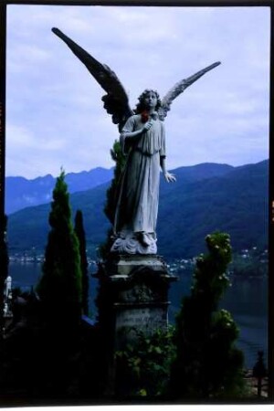Morcote: Engelfigur über dem Friedhof