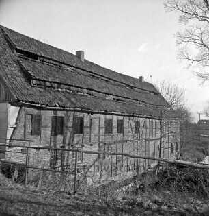 Drahtmühle: Restaurierung: vorn Holzgeländer: in der Mitte Mühlenbach: dahinter Sträucher: im Hintergrund rechts Gebäude