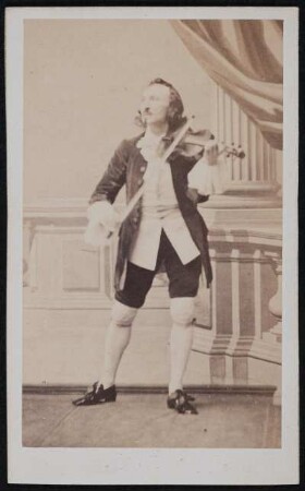 Rollenporträt St. Leon (nachgewiesen 1859-um 1865; Ballettmeister) mit Geige. Albuminabzug auf Karton (Carte-de-visite mit Atelieraufdruck verso)