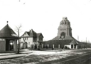 Leipzig, Völkerschlachtdenkmal : Leipzig. Völkerschlachtdenkmal. Blick zum Eingang des Südfriedhofes von Nordost