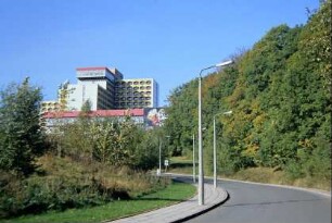 Blick zum Berghotel mit Zufahrtsstraße