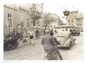 Polizei und Verkehr am Hornschen Tor Detmold. Kreuzung Hornsche Straße/ Lange Straße/ Neustadt mit Heuerampeln. Sammlung Hibbeln