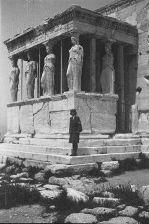 Athen. Luftwaffenhelferin auf der Akropolis vor dem Erechtheion (421-406 v. Chr.)