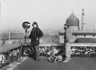 Fotografen der Deutschen Fotothek bei Stadtaufnahmen von erhöhtem Standort : Die Fotografen der Deutschen Fotothek, André Rous und Siegfried Bregulla, auf dem Dach des Kühlhauses beim Anfertigen von Stadtbildern. Blick nach Norden mit Kuppel und Minarett der Yenidze.