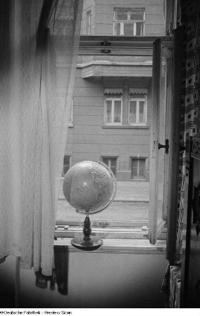 Globus am offenen Fenster