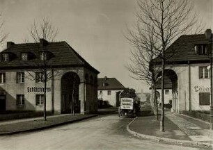 Berlin-Tempelhof. Blick in die Paradestraße. Torbögen und platzartige Erweiterungen kennzeichnen das ehemalige “Einkaufszentrum” der Gartenstadt Neu-Tempelhof.