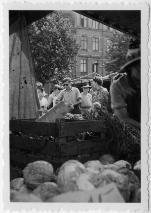 Verkaufsstände für Gemüse auf dem Marktplatz in Zwickau