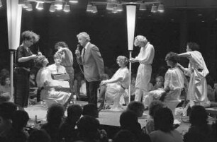 Vorstellung der Frisurenmode für Herbst/Winter 1984/85 durch die. Friseurinnung Karlsruhe und die Firma L´Oréal in der Badnerlandhalle