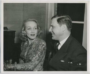 Marlene Dietrich und Lt. Roger White, War Bond Selling Tour (Great Lakes, Illinois, Juni 1942) (Archivtitel)