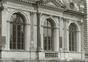 Dresden-Altstadt. Gemäldegalerie Alte Meister (1847/54; G. Semper begonnen, 1955/56 Wiederaufbau; M. Zimmermann, A. Frenzel). Ostseite (Teilansicht) mit bauplastischem Schmuck (1851/55; E. Rietschel u. E. J. Hähnel; Kopien nach 1945)