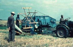 Fotografie: Erntetechnik, Mähdrescher gezogen