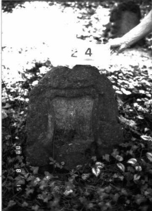Grabstein 24 (Index: 100105616) Material: Muschelkalk Zustand: Schriftplatte fehlt Maße HxBxT: 65x57x30 cm Beschreibung: Stele, rustica, Rundbogenabschluß, Schriftfeld in Schildform eingetieft: Grabstein 24