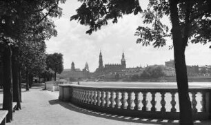 Dresden. Blick vom Neustädter Elbufer, Pavillon am Japanischen Palais nach Südosten auf die Altstadt