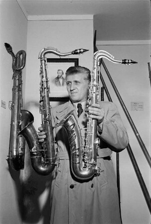 Markneukirchner Cocktail : Musikinstrumenten-Museum Markneukirchen. Mann präsentiert Saxophone der Gebrüder Mönnig neben Ausstellungsstück