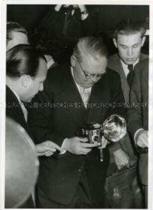 Ludwig Erhard eröffnet die Photokina in Köln