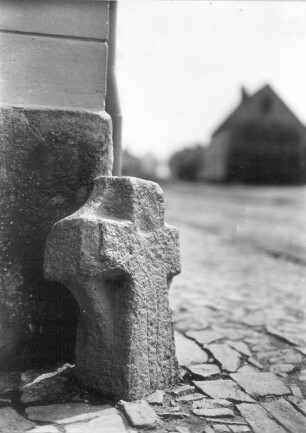 Steinkreuz : Oelzschau, Steinkreuz mit eingeritzter Klinge (L 9) an der Hausecke von Dorfstraße 53.