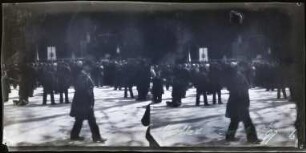 Lourdes. Pilger vor der Grotte