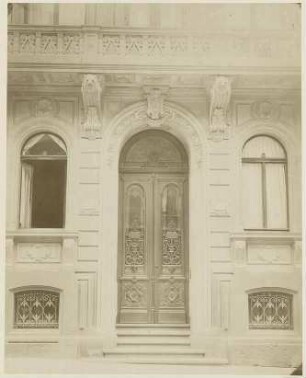 Gebäude Olgastrasse Stuttgart, Wohnung des kommandierenden Generals XIII. Armeekorps, erbaut von Architekt Karl Friedrich Beisbarth, früherer Palais des Verlegers Bohnenberger, Frontansicht auf das Portal