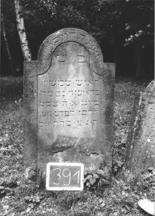 Grabstein 391 (Index: 99895827) Material: Sandstein Zustand: sehr gut, beginnt abzublättern Maße HxBxT: 111x60x10 cm Beschreibung: Stele mit eingezogenem Rundbogenabschluss: Grabstein 391