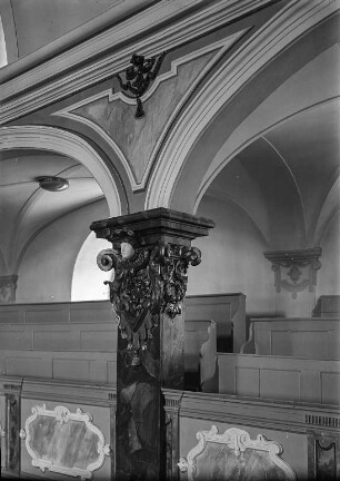 Pulsnitz, Stadtkirche St. Nicolai, Inneres, Detail: Emporenpfeiler, Kapitell.