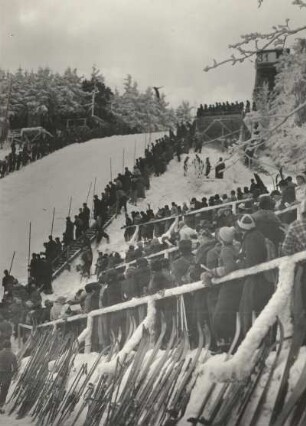 Osterzgebirge. Sachsenschanze am Geisingberg. Skispringen während der Deutschen Skimeisterschaften. Zuschauertribünen gegen den Aufsprunghang